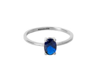 Op de afbeelding: Een zilveren ring met een blauwe, ovale edelsteen. De ring is gegraveerd met de tekst "DREAMJEWELRYHUB".