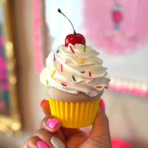 Barattolo con coperchio a vite a forma di cupcake finto, decorato con ciliegina o zuccherini - Disponibile in vari colori