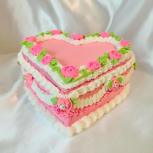 Rosa Gefälschte Kuchen Herzform Box mit Rosen und Perlen