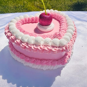 Rosa Herz-Torte Schmuckbox: Vintage Style mit Glitzerkirsche