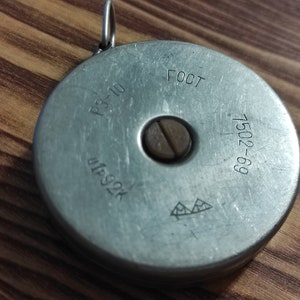 Costruzione vintage in metallo con righello-roulette. Raro oggetto da collezione vintage sovietico dell'URSS