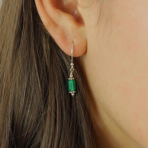 Pendientes de plata de ley y cristal verde esmeralda