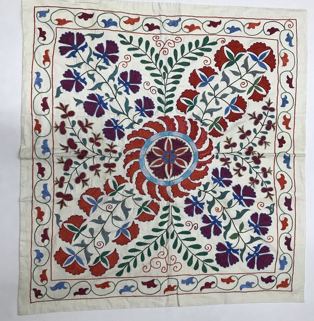 Grand SUZANI D'occasion – Tissu Velours Coton Brodé – 240 X 170 Cm – Motif Floral