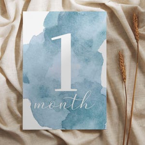 Cartes d'étape mensuelles imprimables pour bébé | Aquarelle bleue | Accessoire photo neutre pour bébé | Souvenir nouveau-né | Cadeau baby shower | PDF