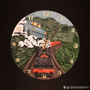 K&ouml;nnte beinhalten: Eine runde Holzuhr mit einer schwarzen und roten Dampflokomotive und einem blauen Auto, das durch die Luft fliegt. Das Zifferblatt der Uhr hat r&ouml;mische Ziffern und die Worte "Hogwarts Express 5972" auf der Lokomotive.