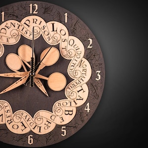 Puede incluir: Un reloj de madera marrón oscuro con un diseño único. La esfera del reloj presenta un diseño circular con los números del 1 al 12 y palabras como "Prison", "Quidditch" y "Mortal Peril" en un patrón de remolino. Las manecillas del reloj son negras y doradas.