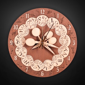 Puede incluir: Un reloj de madera redondo con una esfera marr&oacute;n y n&uacute;meros y manecillas de color claro. El reloj presenta un anillo interior decorativo con palabras como "HOME", "SCHOOL" y "HOLIDAY". El dise&ntilde;o del reloj incluye patrones de hojas.
