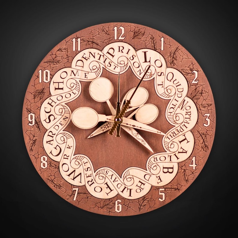 Puede incluir: Un reloj de madera redondo con una esfera marr&oacute;n y n&uacute;meros y manecillas de color claro. El reloj presenta un anillo interior decorativo con palabras como "HOME", "SCHOOL" y "HOLIDAY". El dise&ntilde;o del reloj incluye patrones de hojas.