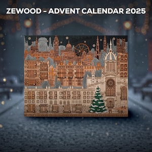 Op de afbeelding: Houten adventskalender met een gedetailleerd stadsgezichtontwerp. De kalender toont een verscheidenheid aan gebouwen, waaronder een klokkentoren, een reuzenrad en een kerk, met een groene kerstboom. De tekst "ZEWOOD - ADVENT CALENDAR 2025" staat bovenaan.