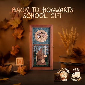 Puede incluir: Un reloj de madera con marco marrón y diseño detallado cortado con láser. La esfera del reloj presenta un patrón floral y números. La sección inferior representa un castillo y llaves. El texto "BACK TO HOGWARTS SCHOOL GIFT" está en la parte superior.