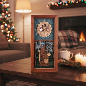 Puede incluir: Un reloj de madera con marco rectangular. La esfera del reloj presenta un diseño floral decorativo con los números del 1 al 12. El reloj tiene un péndulo y el texto "IT'S NOT MAGIC BUT IT'S HOME".