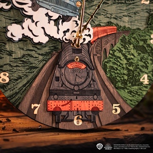 Puede incluir: Un reloj de madera con una ilustraci&oacute;n detallada del tren Expreso de Hogwarts, con las palabras "Hogwarts Express" y "5972" en la locomotora. La esfera del reloj tiene n&uacute;meros romanos para las horas.