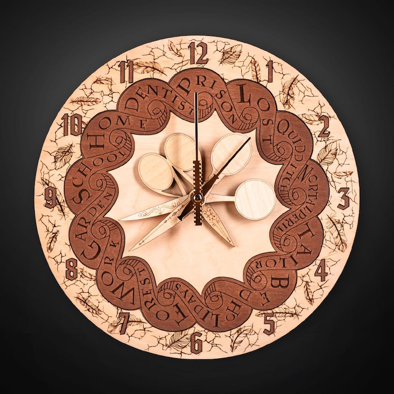 Puede incluir: Un reloj de madera redondo con detalles cortados con l&aacute;ser. La esfera del reloj presenta un fondo de madera clara con n&uacute;meros y texto marr&oacute;n oscuro, incluyendo "SCHOOL" y "DENTIST". Las manecillas del reloj tienen forma de tijeras y otras herramientas.
