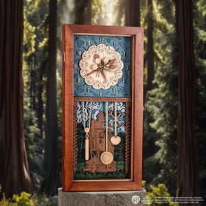 Puede incluir: Un reloj de pared de madera con un fondo azul y verde que presenta una casa con el texto "No es mucho, pero es nuestro hogar". La esfera del reloj tiene un diseño único con una libélula en el centro y los números del 1 al 12 alrededor del borde.