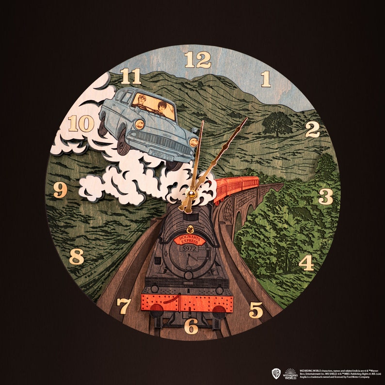 Puede incluir: Un reloj redondo de madera con una locomotora de vapor negra y roja y un coche azul volando por el aire. La esfera del reloj tiene n&uacute;meros romanos y las palabras "Hogwarts Express 5972" en la locomotora.