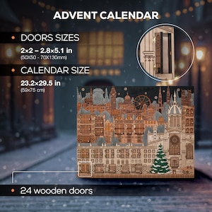 Op de afbeelding: Houten adventskalender met een gedetailleerd stadsgezichtontwerp. De kalender heeft 24 houten deuren, elk ongeveer 50x50 tot 70x130mm. De kalender zelf is 59x75cm. De tekst "ADVENT CALENDAR" staat bovenaan.