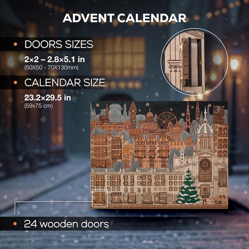 Op de afbeelding: Houten adventskalender met een gedetailleerd stadsgezichtontwerp. De kalender heeft 24 houten deuren, elk ongeveer 50x50 tot 70x130mm. De kalender zelf is 59x75cm. De tekst "ADVENT CALENDAR" staat bovenaan.