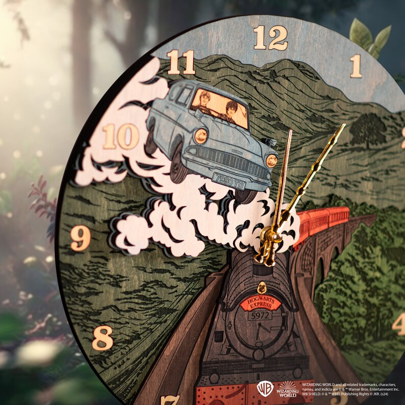 Puede incluir: Un reloj redondo de madera con un coche azul volando sobre una v&iacute;a de tren. La esfera del reloj tiene n&uacute;meros romanos y el tren est&aacute; etiquetado como "Hogwarts Express 5972".