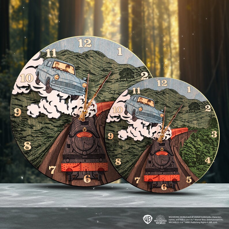 K&ouml;nnte beinhalten: Zwei runde Holzuhren mit Harry-Potter-Motiv. Die gr&ouml;&szlig;ere Uhr zeigt ein blaues Auto, das &uuml;ber eine Bahnstrecke mit einer Dampflokomotive fliegt. Die kleinere Uhr zeigt die gleiche Szene, ist aber kleiner. Beide Uhren haben r&ouml;mische Ziffern.