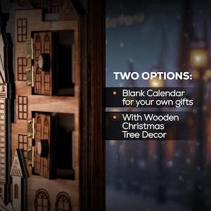 Op de afbeelding: Houten adventskalender met kleine deuren en ramen. De tekst "TWO OPTIONS" wordt weergegeven, gevolgd door opties voor een blanco kalender of een met houten kerstboomdecor.