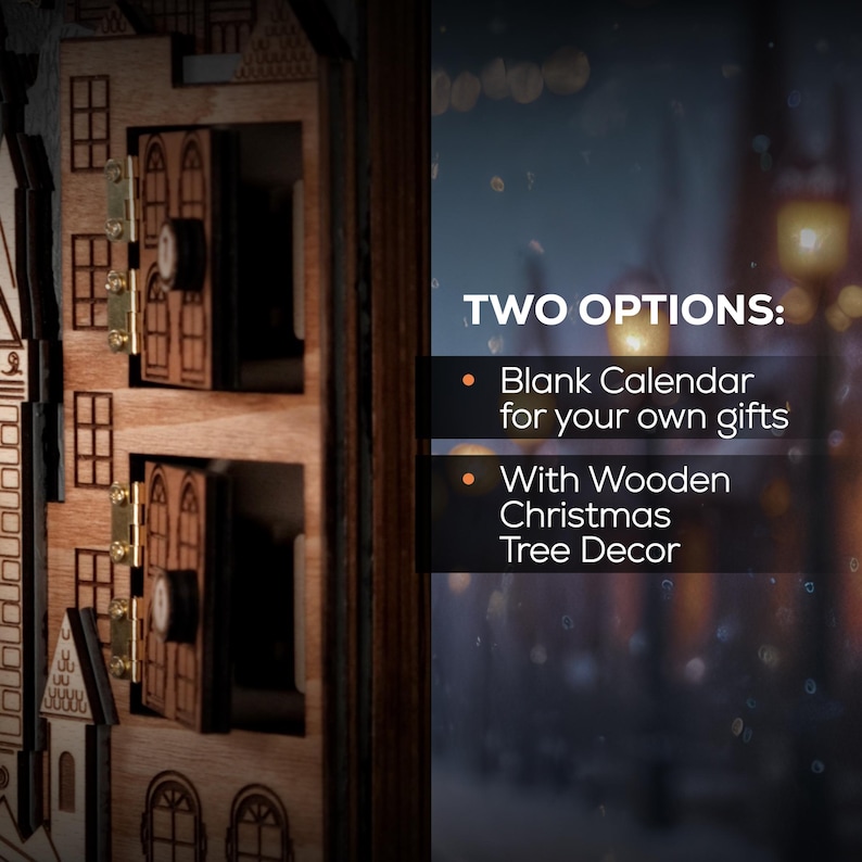 Op de afbeelding: Houten adventskalender met kleine deuren en ramen. De tekst "TWO OPTIONS" wordt weergegeven, gevolgd door opties voor een blanco kalender of een met houten kerstboomdecor.