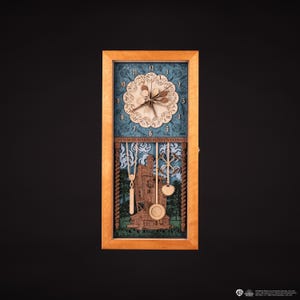 Puede incluir: Un reloj de madera con una esfera azul y blanca y una ilustración detallada de una casa con una torre del reloj. La esfera del reloj tiene números romanos y las palabras "It's Not Much But It's Home" están impresas debajo de la esfera del reloj.
