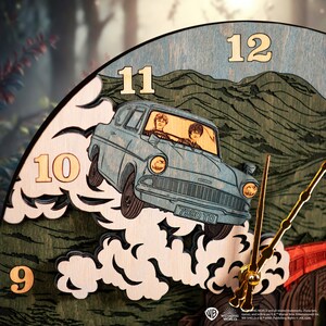 Puede incluir: Un reloj de madera con un Ford Anglia azul volando por el aire con una nube de humo detr&aacute;s. La esfera del reloj tiene n&uacute;meros romanos y manecillas doradas. El reloj est&aacute; decorado con un patr&oacute;n de veta de madera verde y marr&oacute;n. El texto "7990 TD" est&aacute; impreso en el coche.