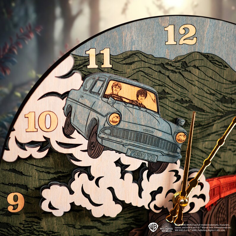 Puede incluir: Un reloj de madera con un Ford Anglia azul volando por el aire con una nube de humo detr&aacute;s. La esfera del reloj tiene n&uacute;meros romanos y manecillas doradas. El reloj est&aacute; decorado con un patr&oacute;n de veta de madera verde y marr&oacute;n. El texto "7990 TD" est&aacute; impreso en el coche.