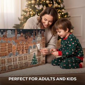 Op de afbeelding: Een decoratieve adventskalender met een gedetailleerde illustratie van een stadsgezicht. Een persoon en een kind openen de kalender. De tekst onderaan luidt "PERFECT FOR ADULTS AND KIDS".