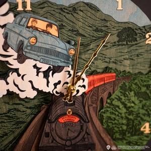 K&ouml;nnte beinhalten: Eine Holzuhr mit einem 3D-Design des Hogwarts Express und einem fliegenden Ford Anglia. Das Zifferblatt der Uhr ist schwarz mit goldenen Zeigern und wei&szlig;en Zahlen. Der Zug ist rot mit schwarzen R&auml;dern und das Auto ist blau mit einem wei&szlig;en Nummernschild, auf dem "7990 TD" steht.