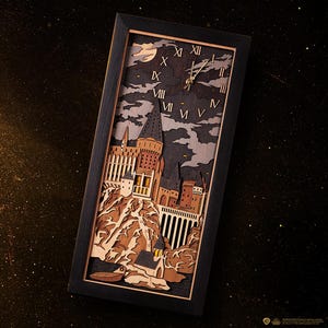 Può includere: Un orologio in legno con cornice nera presenta un design dettagliato tagliato al laser del castello di Hogwarts su uno sfondo di cielo notturno blu scuro con una luna e stelle. Il quadrante dell'orologio è bianco con numeri romani neri.