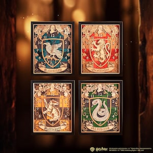 Puede incluir: Cuatro relojes de pared de madera con los escudos de las casas de Hogwarts: Gryffindor, Hufflepuff, Slytherin y Ravenclaw. Cada reloj presenta la mascota y los colores de la casa.