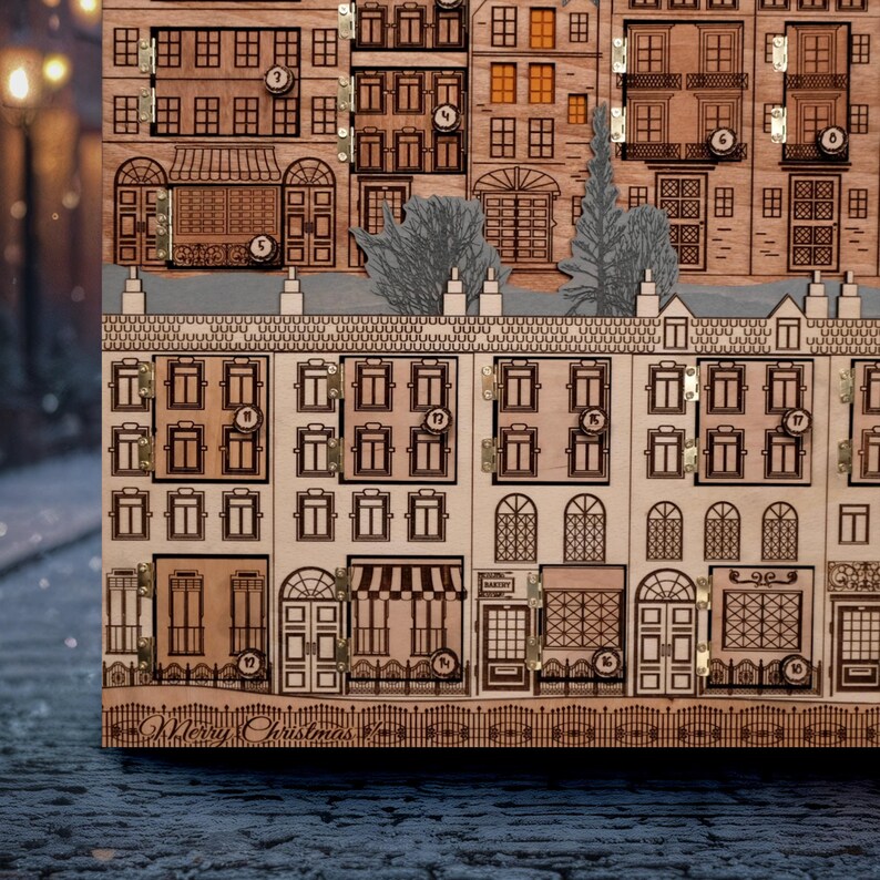 Op de afbeelding: Houten adventskalender in de vorm van een stad, met kleine deuren genummerd 1-24. De kalender heeft gedetailleerde lasergesneden ontwerpen van gebouwen, ramen en deuren. De woorden "Merry Christmas" staan onderaan.