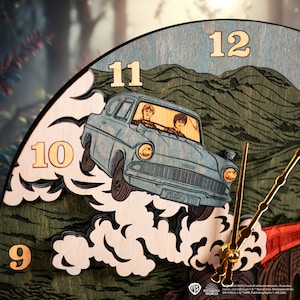 K&ouml;nnte beinhalten: Eine Holzuhr mit einem blauen Ford Anglia, der mit einer Rauchwolke hinter sich durch die Luft fliegt. Das Zifferblatt der Uhr hat r&ouml;mische Ziffern und goldene Zeiger. Die Uhr ist mit einem gr&uuml;n-braunen Holzmaserungsmuster verziert. Der Text "7990 TD" ist auf dem Auto zu sehen.
