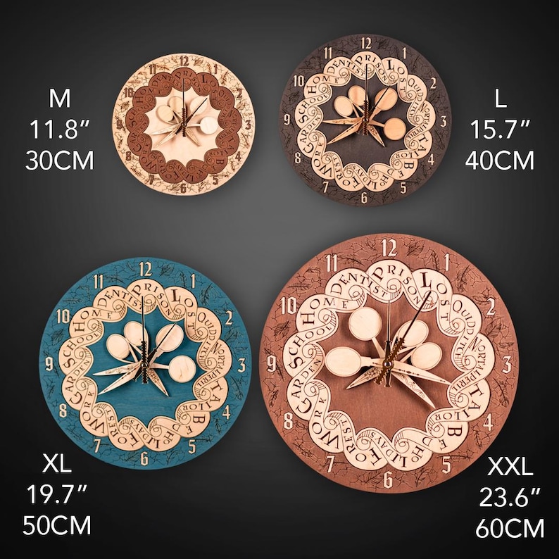 Puede incluir: Cuatro relojes redondos de madera de diferentes tama&ntilde;os, de 30 cm a 60 cm. Cada reloj presenta un dise&ntilde;o &uacute;nico con un tema dental, que incluye motivos estilizados de dientes e instrumentos dentales, y las palabras "DENTIST SCHOOL".