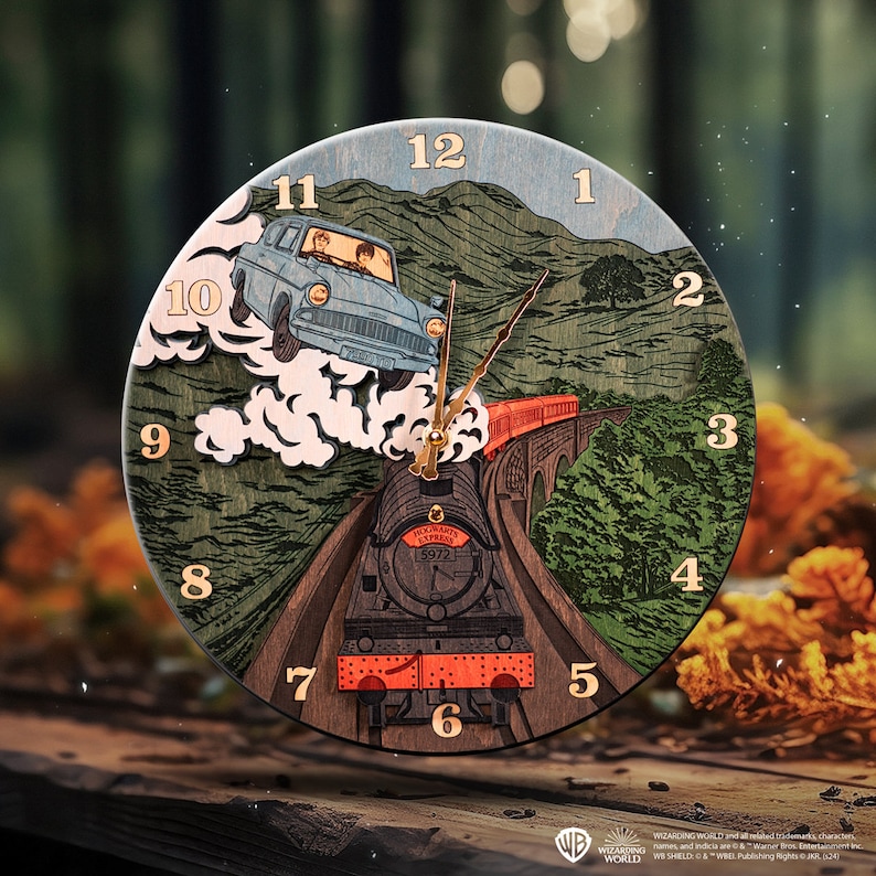 Puede incluir: Un reloj de madera con una escena de las pel&iacute;culas de Harry Potter. La esfera del reloj est&aacute; rodeada de un bosque verde y marr&oacute;n con un tren rojo y un coche azul volando por el aire. La esfera del reloj tiene n&uacute;meros romanos y las palabras "Hogwarts Express" y "5972" son visibles.