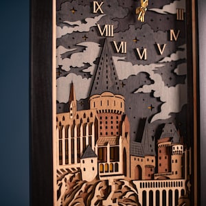 Könnte beinhalten: Eine Holzuhr mit einem detaillierten Laser-Cut-Design von Hogwarts-Schloss. Das Zifferblatt der Uhr zeigt römische Ziffern und ein goldenes Pendel. Das Schloss ist vor einem dunkelblauen Himmel mit Wolken und Sternen dargestellt.