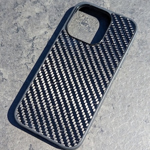 Custodia per telefono in fibra di carbonio / Fibra di carbonio autentica fatta a mano / iPhone 16, iPhone 16 Pro, iPhone 16 Pro Max, iPhone 15, iPhone 14, iPhone 13