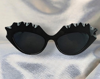 Gafas de sol estilo retro vintage con forma de ojo de gato en color negro.