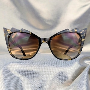 Occhiali da sole a forma di tigre con occhi di gatto in stile retrò vintage