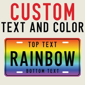 Puede incluir: Un diseño de placa de matrícula con un fondo degradado de arcoíris y la palabra "RAINBOW" en letras negras en negrita. La placa incluye el texto "TOP TEXT" y "BOTTOM TEXT" encima y debajo de la palabra "RAINBOW". Las palabras "CUSTOM TEXT AND COLOR" están en rojo y negro.