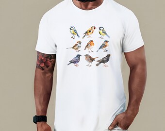 Puede incluir: Camiseta blanca con una ilustración en acuarela de nueve pájaros de diferentes colores, incluyendo azul, amarillo, marrón y negro. La palabra "White" está impresa en la esquina superior derecha de la camiseta.