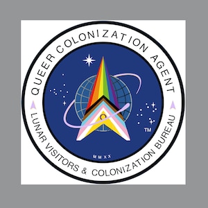 Könnte beinhalten: Ein blauer Kreis mit dem Text "Queer Colonization Agent Lunar Visitors & Colonization Bureau" am Rand. Im Inneren des Kreises befindet sich ein regenbogenfarbener Stern mit einem weißen Stern an der Spitze. Der Stern befindet sich über einem Globus mit einer weißen Umrandung. Der Globus ist von einem blauen Ring umgeben. Der Text "MM XX" befindet sich unter dem Globus. Der Text "TM" befindet sich rechts vom Globus.