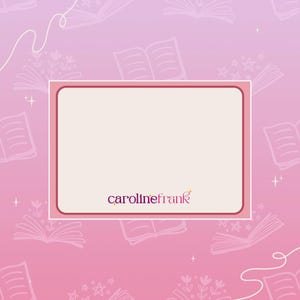 Könnte beinhalten: Ein rosa-weißes rechteckiges Etikett mit rosa Rand, vor einem rosa Hintergrund mit Buch- und Sternillustrationen. Das Etikett trägt den Text "carolinefrank" in Schreibschrift.