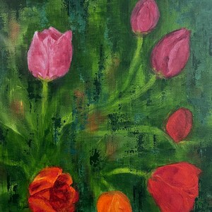以下が含まれることがあります： ピンク、赤、オレンジの様々な色合いのチューリップのブーケを描いた絵画。チューリップは、テクスチャのある筆致効果のある緑色の背景に描かれている。