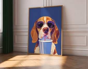 Könnte beinhalten: Ein brauner und weißer Beagle-Hund, der eine Sonnenbrille trägt und aus einem blauen Becher mit Strohhalm trinkt. Der Hund befindet sich vor einem blauen Hintergrund.