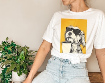 Camiseta gráfica de perro con gafas de sol, camiseta divertida para perros, camiseta de perro de café, ilustración de perro con bebida, amantes del café, amantes de los perros