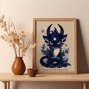 Pu&ograve; includere: Una stampa incorniciata con un simpatico drago blu con un design stellato. Il drago &egrave; circondato da foglie e fiori. Il testo "Anno del Drago" &egrave; in fondo alla stampa.