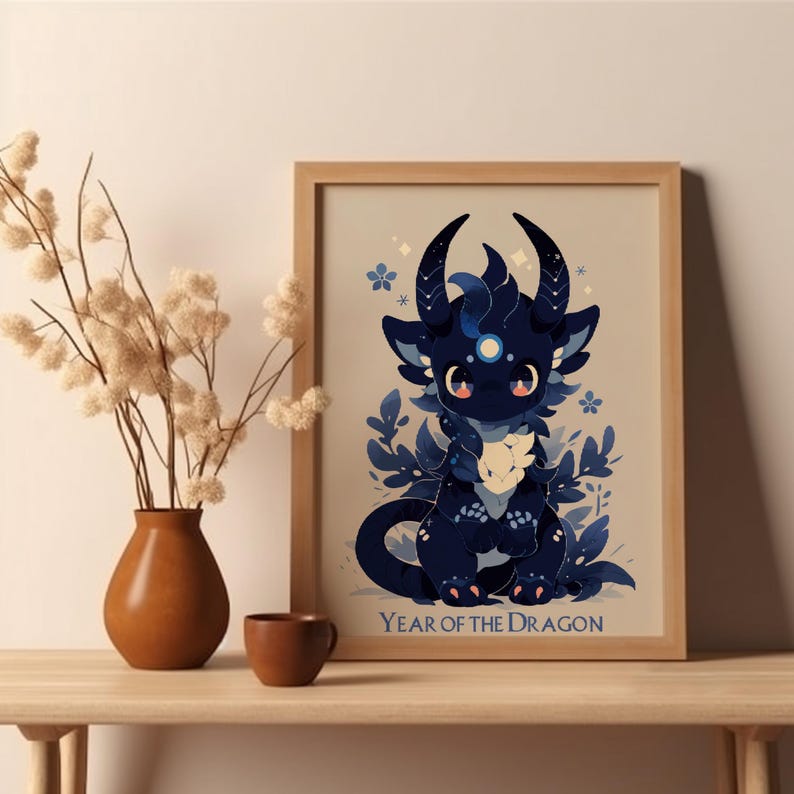 Pu&ograve; includere: Una stampa incorniciata con un simpatico drago blu con un design stellato. Il drago &egrave; circondato da foglie e fiori. Il testo "Anno del Drago" &egrave; in fondo alla stampa.