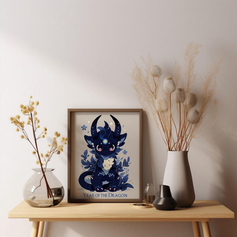 Pu&ograve; includere: Una stampa incorniciata di un drago blu con una luna bianca sulla fronte. Il drago &egrave; circondato da fiori e foglie blu. Il testo "Anno del Drago" &egrave; in fondo alla stampa.